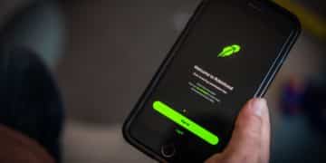 The Robinhood application on a smartphone arranged in Hastings-On-Hudson, New York, U.S., on Friday, Jan. 29, 2021. GameStop Corp. advanced on Friday and was on track to recoup much of Thursdays $11 billion blow after Robinhood Markets Inc. and other brokerages eased trading restrictions on the video-game retailer. Photographer: Tiffany Hagler-Geard/Bloomberg