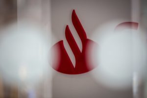 Santander offers early paydays via DailyPay