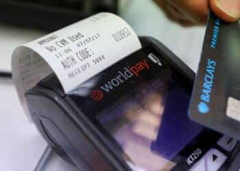 A customer makes a contactless card payment using a Barclays Plc debit card on a Worldpay Group Plc payment terminal in a retail outlet in London, U.K., on Friday, July 7, 2017. Photographer: Chris Ratcliffe/Bloomberg