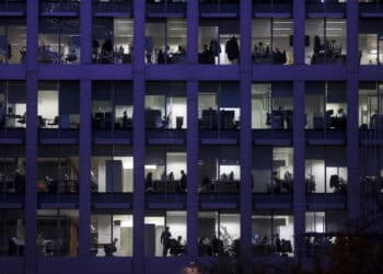 Employees work at their desks inside an office building in London, U.K., on Thursday, Nov. 18, 2021. U.K. Prime Minister Boris Johnson said the City of London will prosper outside the European Union, noting job losses and disruption to capital flows have been lower than feared. Photographer: Chris Ratcliffe/Bloomberg